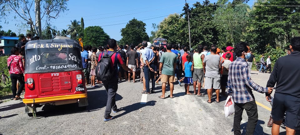 आक्रोशित स्थानीय राजमार्गमा भेला भएर अवरोध गर्दै। तस्बिर : विनोद सापकोटा/सेतोपाटी